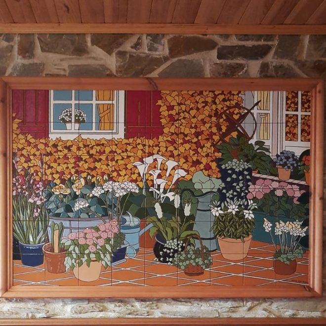 Mural azulejos patio macetas