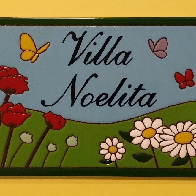 Placa de cerámica con flores y mariposas